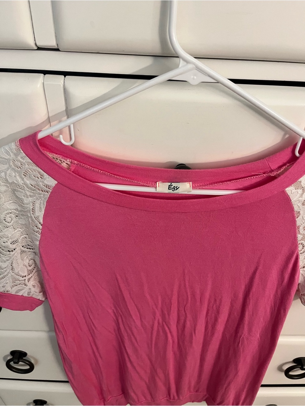 Égē Pink Short Sleeve Tee with White Lace Sleeves